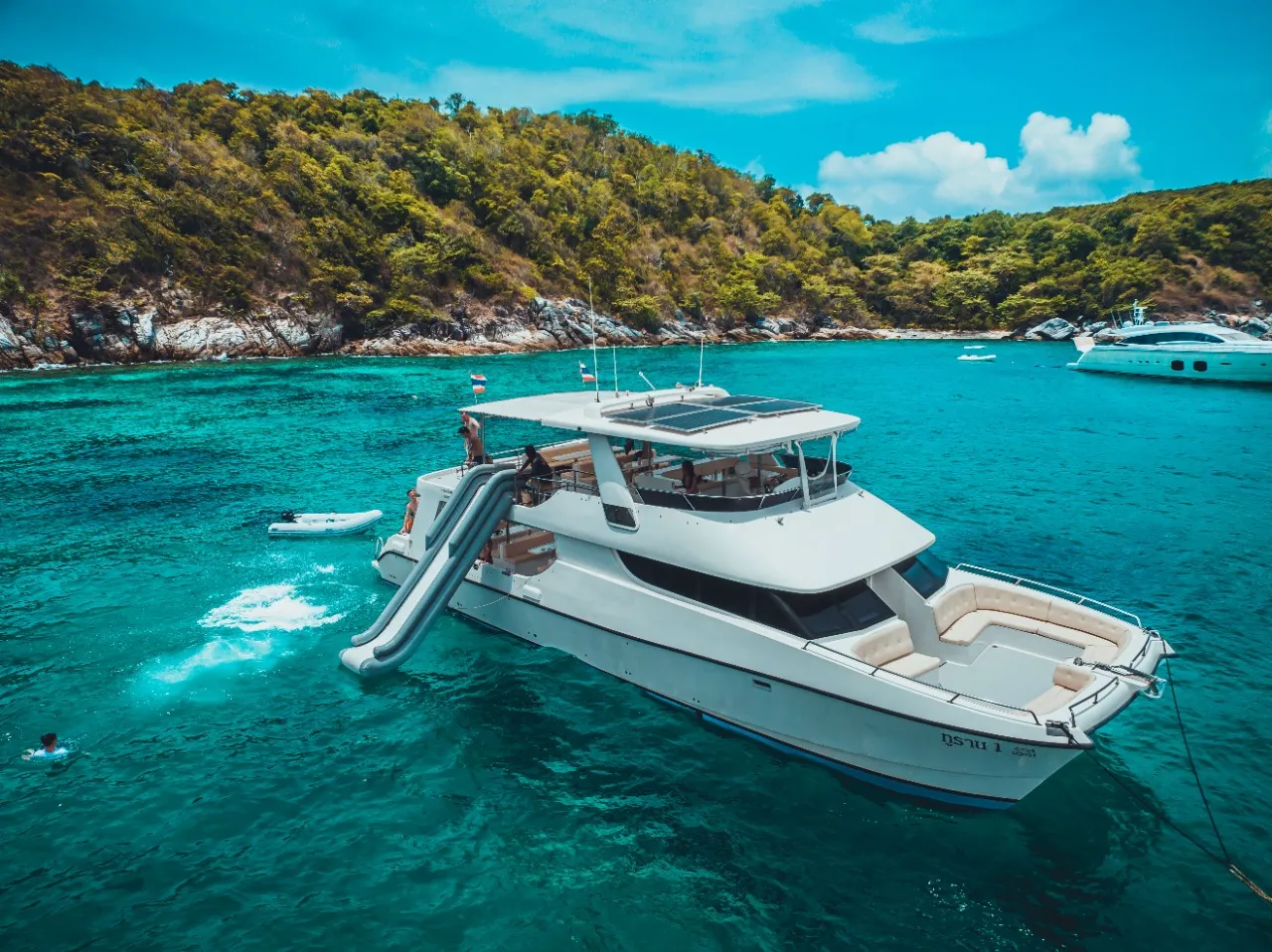 ทัวร์เกาะไม้ท่อน – เกาะพีพี โดยเรือ Power Catamaran